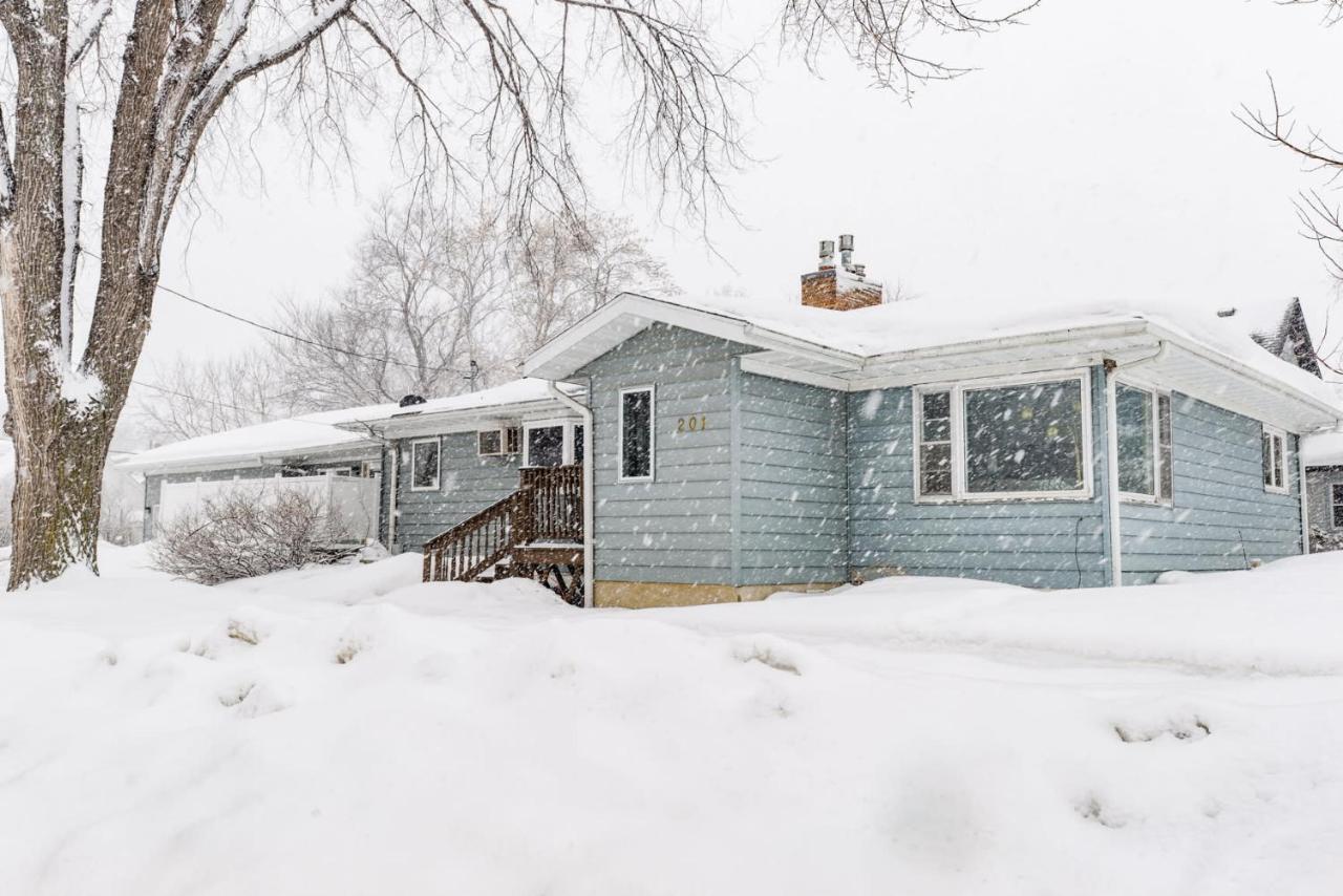 New Remodeled Townhome In Central Fargo Exterior photo